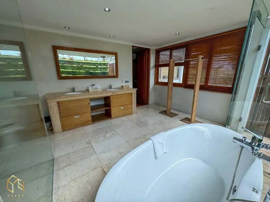 Party Size 4 Bedroom Villa Kerobokan Seminyak   Seminyak (Bali)