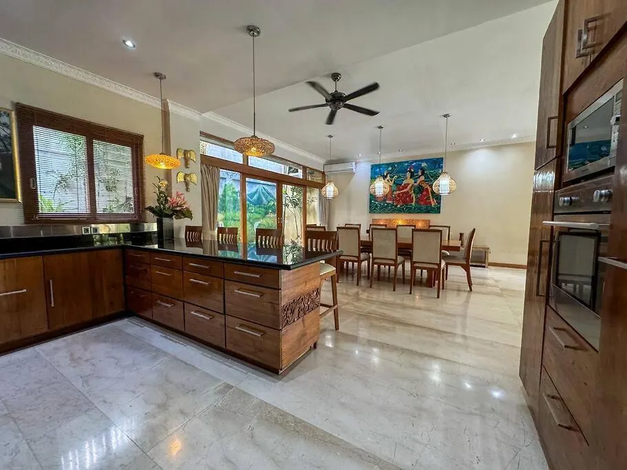 Party Size 4 Bedroom Villa Kerobokan Seminyak  0*, Seminyak (Bali)